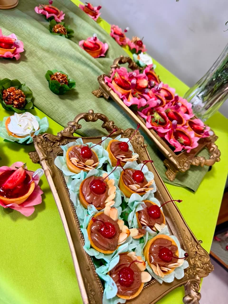 Mesa de aniversário decorada e montada dentro da Padoca, com bolo e doces