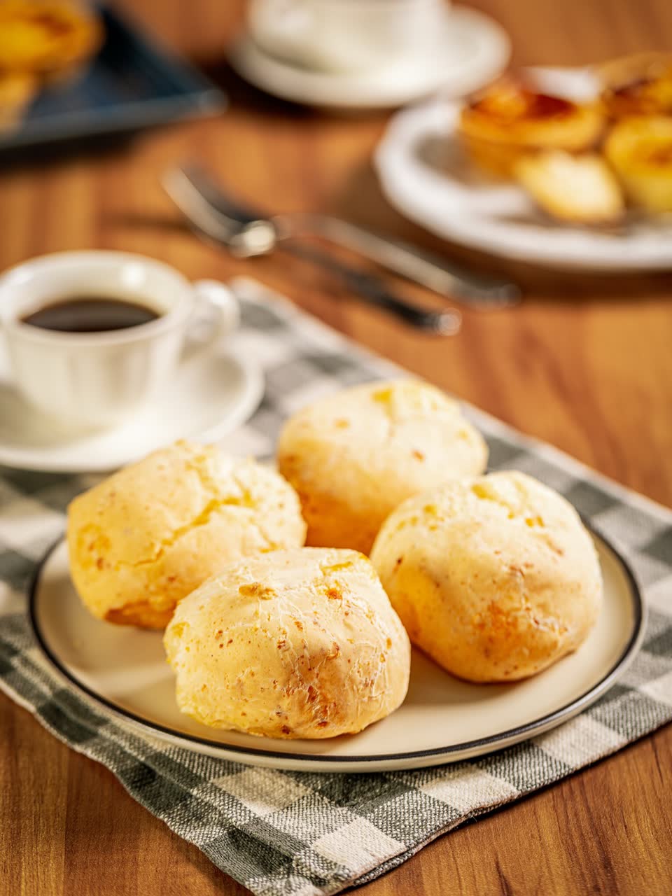 Pães de queijo dourados servidos com cafezinho