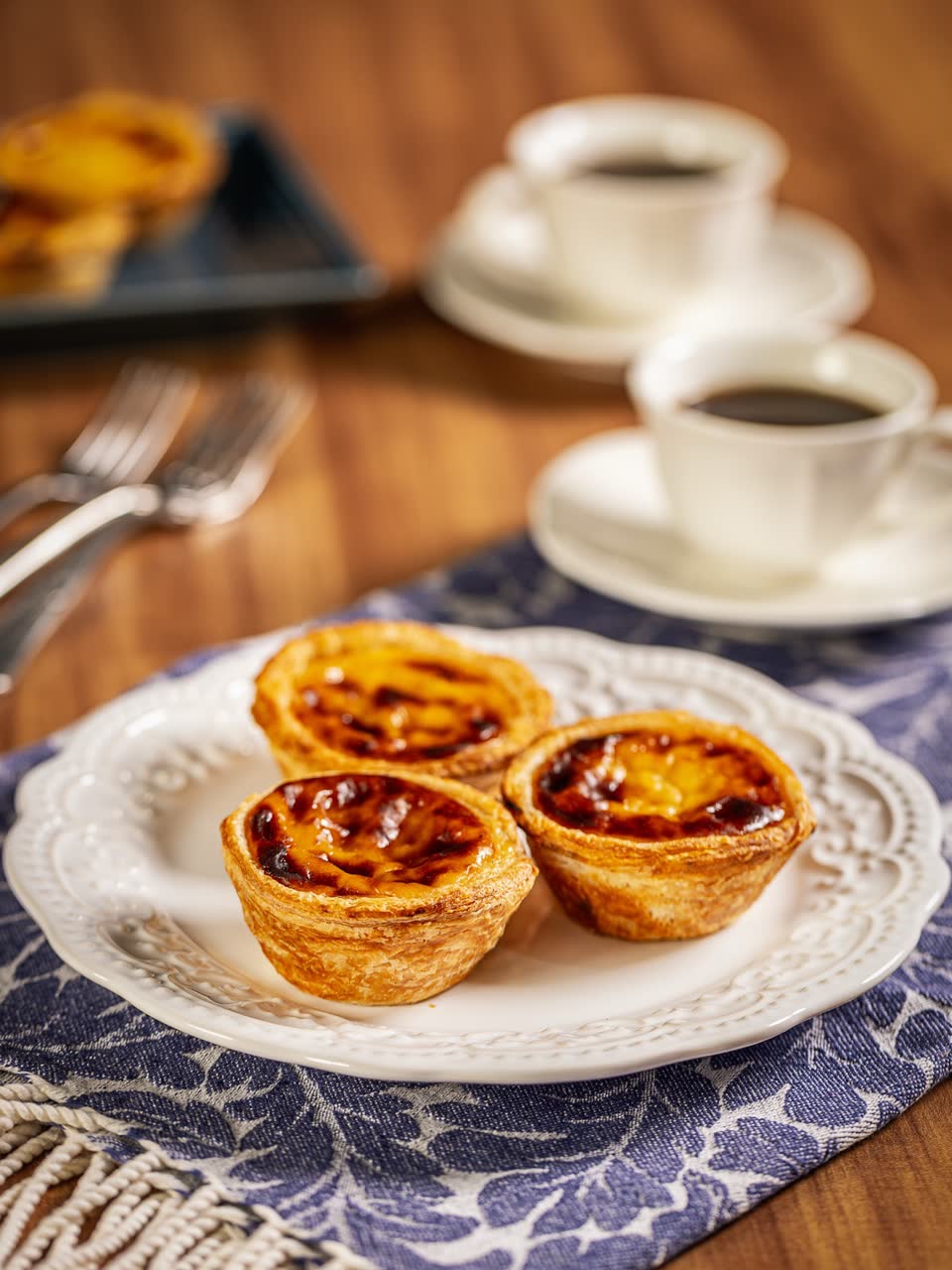 Pastéis de Belém com a massa folhada caramelizada
