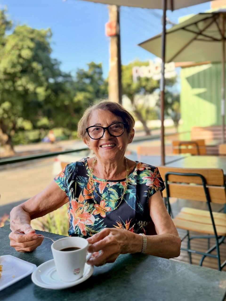 Cliente tomando café da manhã no terraço da Padoca